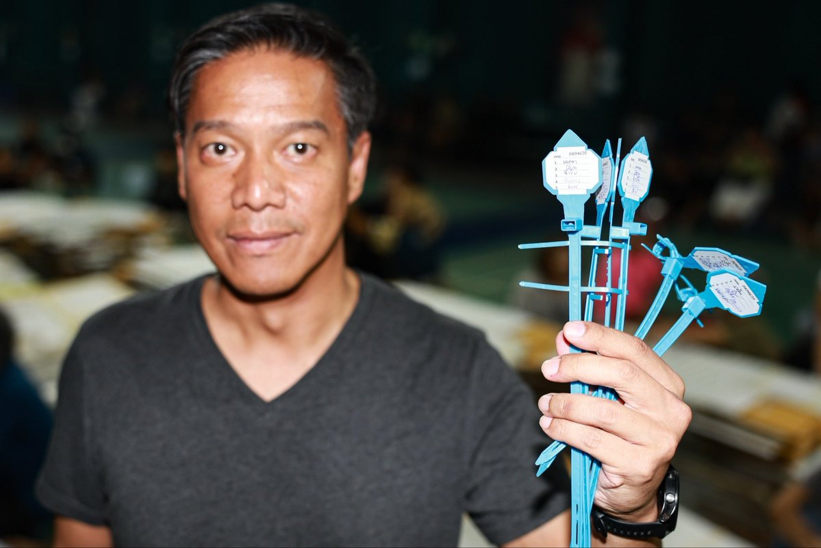 nolkannavee's tweet image. เมื่อวานนี้ตอนไปถึง พี่น้องที่ #ชลบุรีเขต1 ยื่นมาให้ บอกว่าเจอในถังขยะ ทั้งๆ ที่ควรจะผูกกล่องบัตรคะแนน แปลว่ากล่องคะแนนไม่ได้อยู่ในสภาพตามข้อ 180