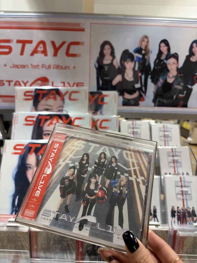STAYC(@STAYC_JP)】 🧡Japan 1st Full Album'STAY ALIVE'🧡 本日入荷