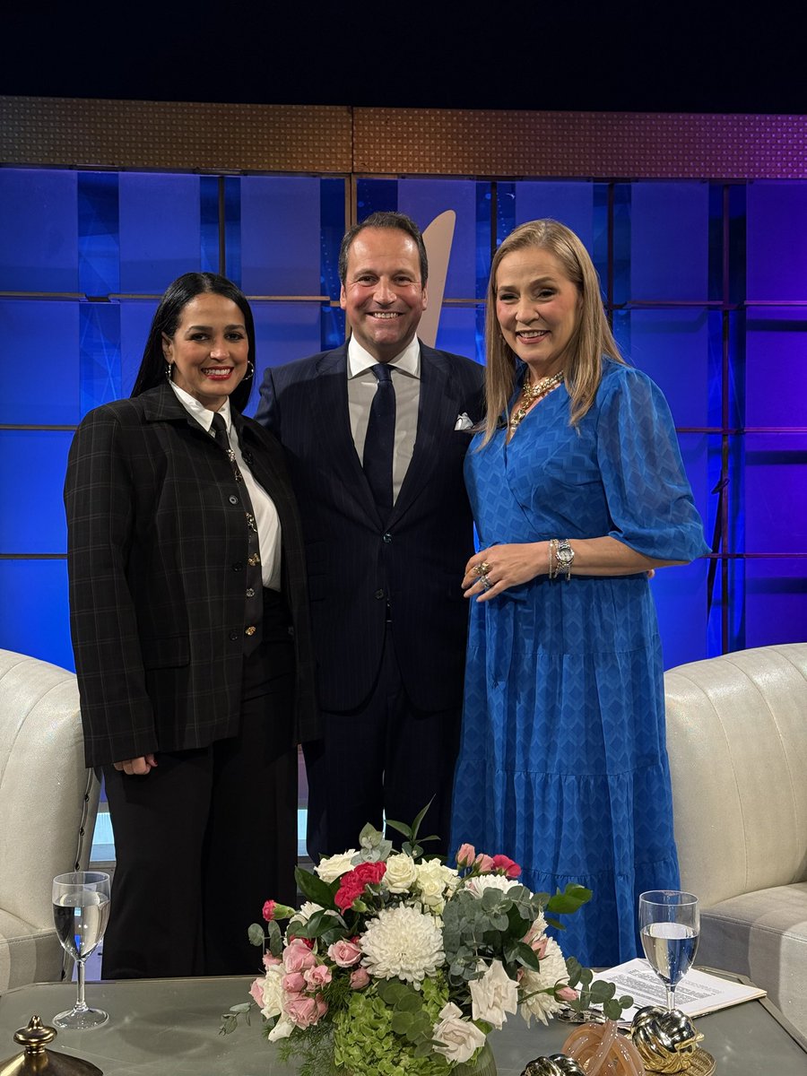 Un gusto conversar con @JatnnaTavarez y coincidir con Celinés Toribio en <a href="/conjatnnatv/">Con Jatnna</a> 🎙️🇩🇴 Hablamos del poder del storytelling en el liderazgo. 🔜 Pronto los clips con los mejores insights. #Liderazgo #Storytelling #RD 🌟#whereleadershipmatters