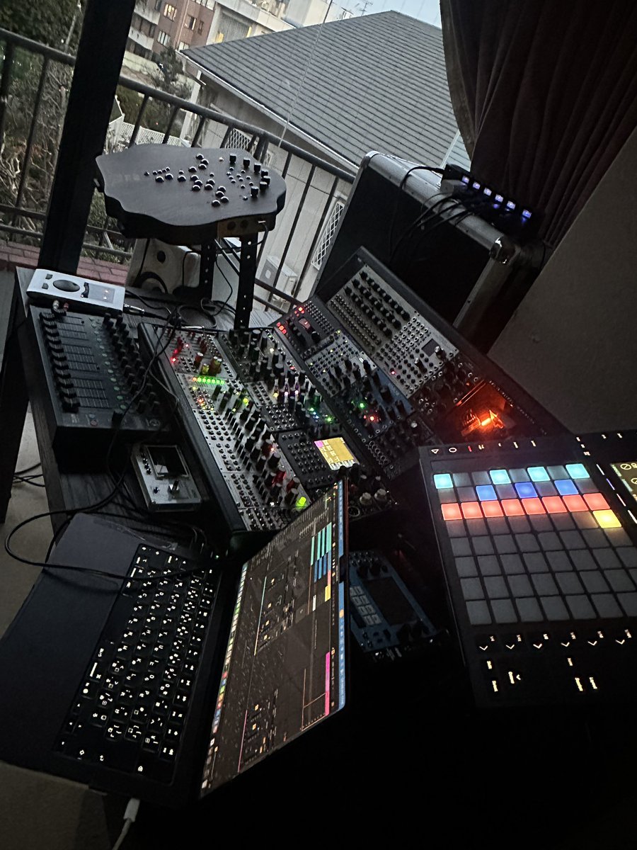 音が始まる前の時間

Waiting for resonance.

#drone #ambient #modularsynth