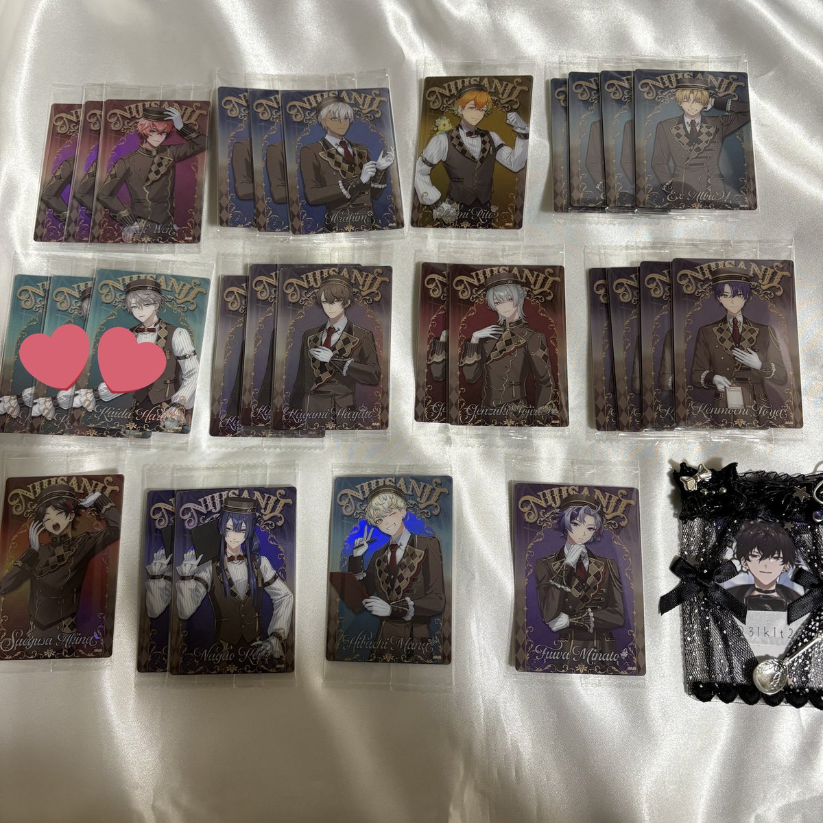 hm___72_'s tweet photo. @31k1t2_ 初めまして、こんにちは。検索よりお声がけ失礼致します🙇‍♀️
当方1枚目画像の方2枚所持しております。2枚目︎画像💕の方と3︰2の交換は可能でしょうか？難しいとは思いますがご検討よろしくお願い致します🙇‍♀️ https://t.co/U61HA4igAM