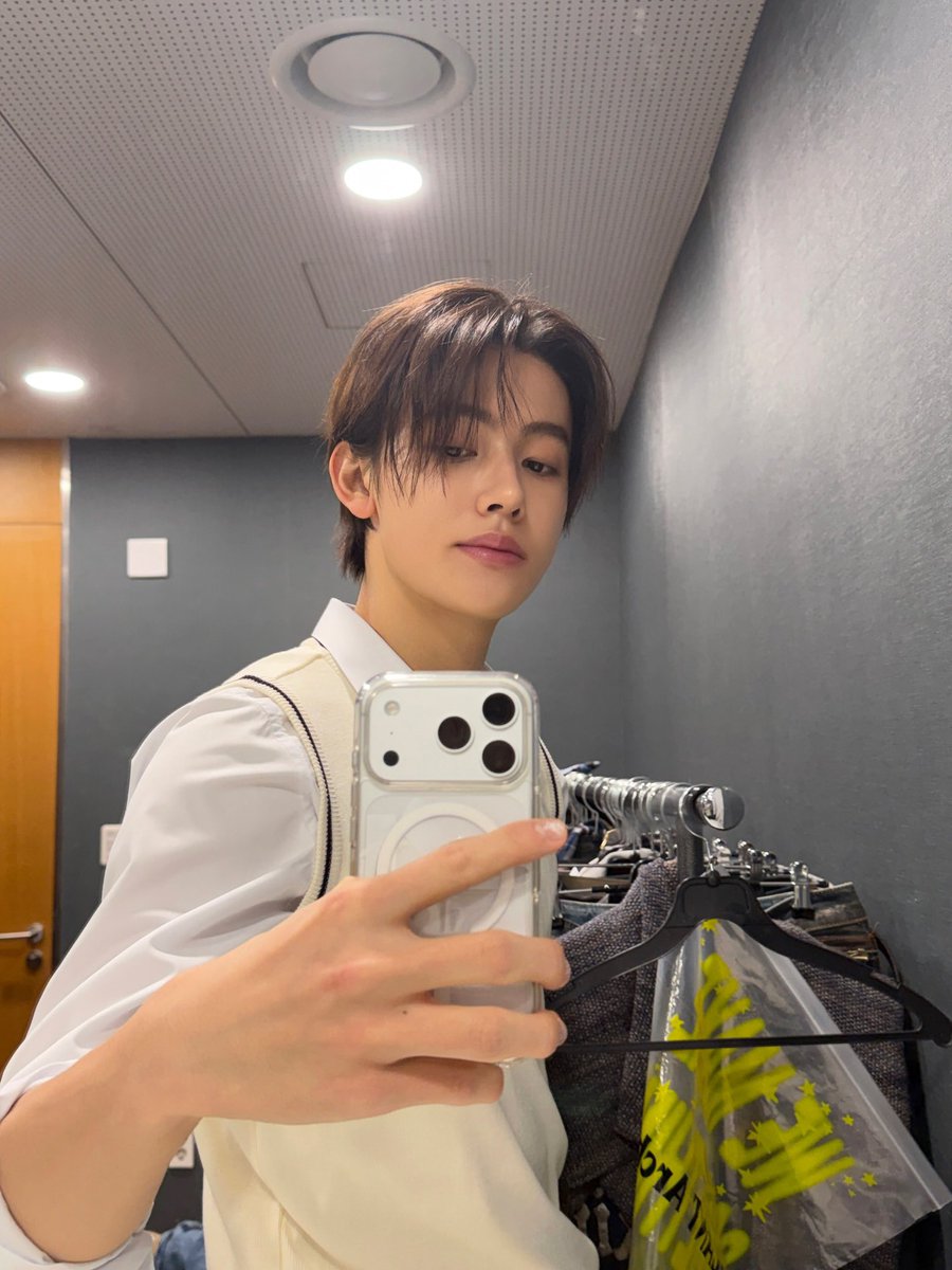 eomndutt's tweet image. ini kakak kelas aku guys, kemaren abis minta nomor aku, katanya dia suka sama aku 😭😭😭😭😭😭😭😭😭😭😭