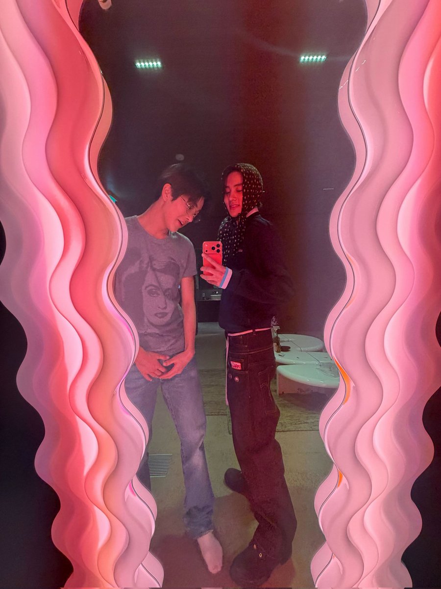 eomndutt's tweet image. ini disini ada aku loh yaaaaA cuman emng ga ke foto aja soalnya belakang banget, JANGAN pada iri sumpah 😂😂😂✌🏻