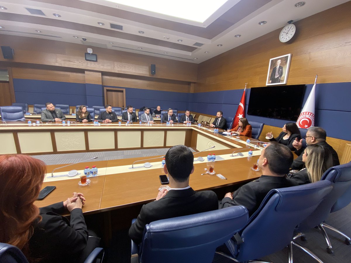 Manisa Sanayici İş İnsanları Derneği (MANSİAD) yönetimi ve üyeleri TBMM’de bizleri ziyaret ettiler. 

Birlikten kuvvet doğar şiarıyla; 
Manisa iş dünyasının işbirliğini güçlendiren bu yeni derneğimize çıktıkları yolda başarılar diliyorum.

Manisa için söyleyecek sözü olan herkesi