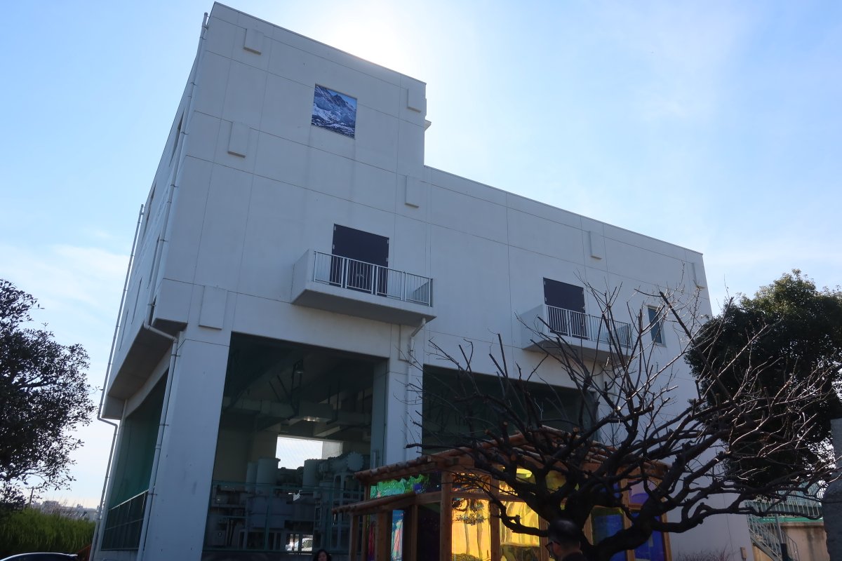 taroigarashi's tweet photo. 保良雄個展「トーテムオルガ」 観覧ツアー＠港北水再生センターに参加。建築の審査で様々なビルディングタイプを体験したが、こうした施設は初めて（卒計でも未見）。工程が平面や断面にそのまま反映。散りばめられたアートは循環を意識したものが多い。Fの作品は素材に注目。https://t.co/LPpzXCr96X https://t.co/V24VGcYwt8