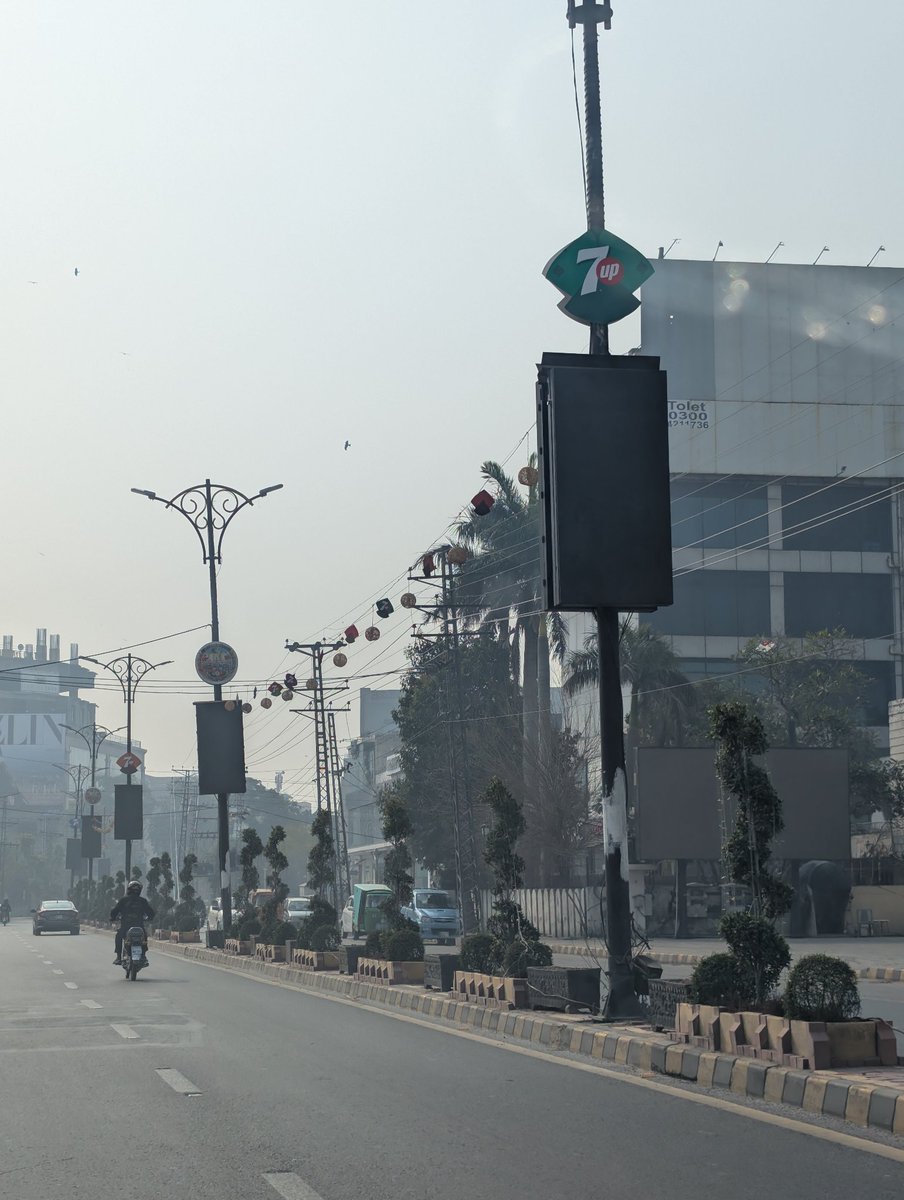ابھی ایک تصویر  MM Alam روڈ کی لی بے، دوسری AI سے اسی سڑک کی درختوں کے ساتھ بنائی ہے۔ ایمانداری سے سوچئے خوبصورتی کس میں ہے؟ 

لاہور کی زرخیز زمین پر چھوٹے نمائشی پودوں کیبجائے درخت لگائیں۔ آلودگی و مٹی میں نمایاں کمی اور کم maintenance کیساتھ خوبصورتی میں بہت اضافہ ہو گا۔