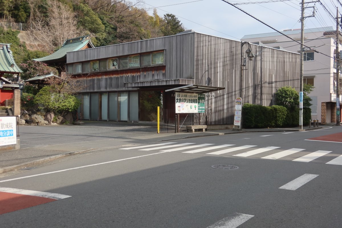 taroigarashi's tweet photo. BankART1929が企画した保良雄展を見た後、せっかく大倉山にきたので、帰りに手塚建築研究所の歓成院 大倉山観音会館を19年ぶりに再訪。向かいには、隈研吾が手がけた庫裡・客殿が新しく完成していた。そしてSANAAによる大倉山の集合住宅に立ち寄る。これも、もう18年前の建築になるのか。 https://t.co/Y6MGskpcsD