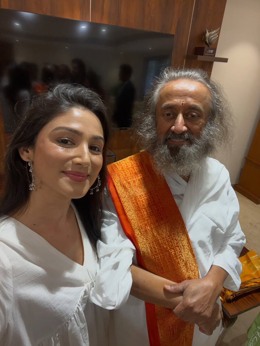 #DonalBisht visits Shri Shri Ravi Shankar Ji, sharing a moment rooted in devotion and grace. 🙏