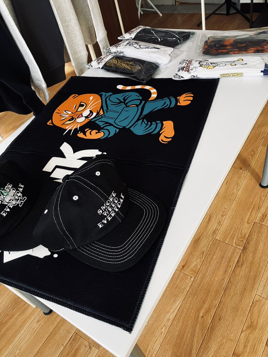 FUNKSAPPORO's tweet photo. 改めまして、、、
コンサポのオーナーが
札幌・西11丁目で
セレクトショップをやってます🔴⚫️
猫のロゴが目印🐱

▶︎店舗情報・地図はこちら
https://t.co/46StpZo8Ut

#funksapporo
#札幌服屋
#西11丁目
#consadole https://t.co/h0QhvXn3de