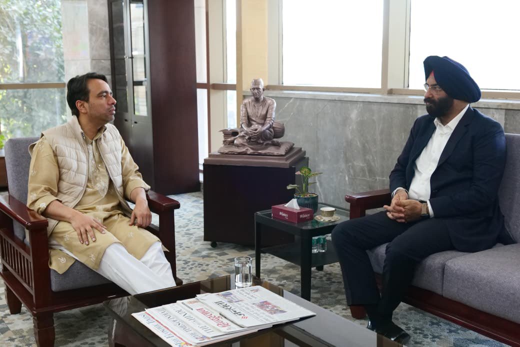 आज कौशल भवन में माननीय केंद्रीय मंत्री श्री जयन्त चौधरी जी से दिल्ली सरकार के कैबिनेट मंत्री मनजिंदर सिंह सिरसा जी ने शिष्टाचार मुलाक़ात की।