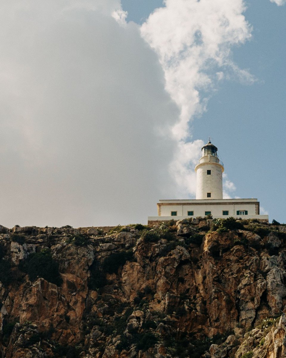 visitformentera's tweet photo. El Faro de la Mola se alza en el extremo oriental de Formentera. 
____
Es Far de la Mola s’aixeca a l’extrem oriental de Formentera.
___
La Mola Lighthouse stands at the eastern end of Formentera. https://t.co/kEgTUJxZX2