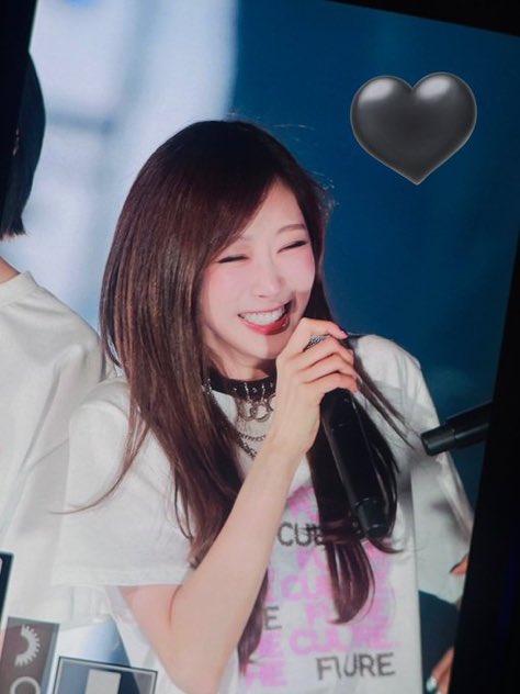 aeris hilton tweet media