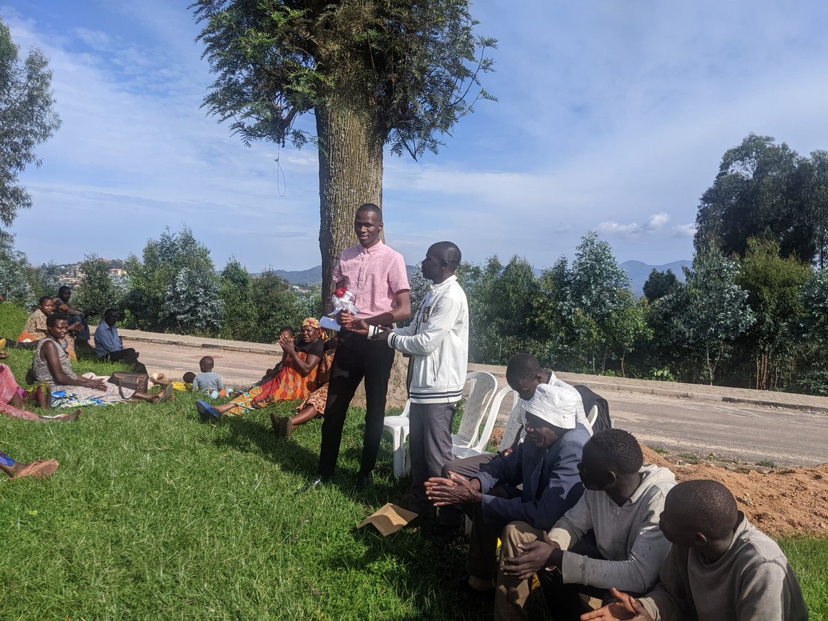 Christe24947662's tweet image. #Flashback to Tuesday  13/02/2024. During a community meeting in Nyamugari Village, @Nyamagabe, the village leader handed me a flower as a symbol of encouragement for spreading legal awareness and strengthening the vision of the #TumenyeAmategekoYacu initiative.
1/2