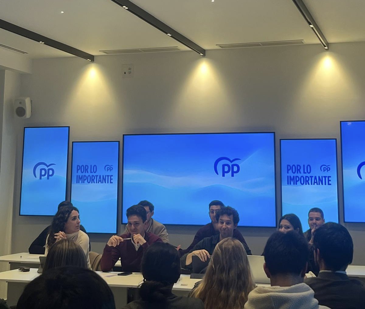 Nuevas_Getafe's tweet image. 👀 En la tarde de ayer asistimos al Comité Ejecutivo local del @ppgetafe con @AJMesaGarrido donde contamos con la visita de @cdpache y nuestro diputado adscrito @Lorenescfan1 

Y también asistimos a la JDR de @nnggmadrid 

Seguimos! 🚀💪🏼