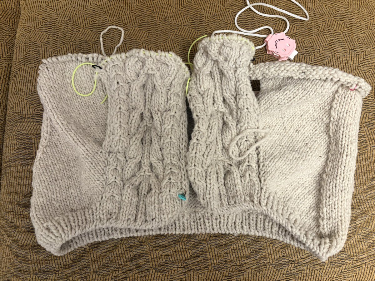 oaoa_handmade's tweet photo. ポケット裏側の部分が編めたところ！
きっとここから模様と結合して編むのよね(予想)
#NEWEL
#ニットの日 https://t.co/0jNUliwS50