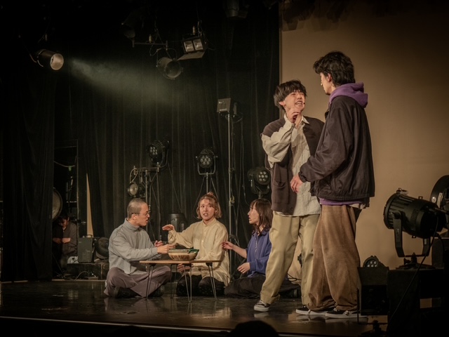 osakaengekisai's tweet photo. 📚作品のご紹介📚

\ 四畳半帝国/

『捨てるほどでもない』
「銀のエンゼル集めるのにチョコボール何千粒食べたと、、」
2月のある夜。アパートのワンルームにて。
引っ越しを明日に控えた2人は、
その部屋での3年間を段ボールとゴミ袋に分けている。
持っていくもの。
捨てるもの。
捨てるほどでもないもの。
散らかった部屋の真ん中で、
どうでも良いようで良くない論争を繰り広げる。
日常の中の非日常な一コマを舞台に、
人間の面倒臭さと愛しさを描く
ハートフルコメディ会話劇。

作・演出：松田拳翔
出演：西原真也／山本彩夏／志穂／T.T.

#四畳半帝国
2月15日(日)17:00
2月19日(木)18:30
2月22日(日)18:00

ぜひご観劇ください😊

#大阪演劇祭2026
#大阪演劇祭
#演劇祭
#hephall