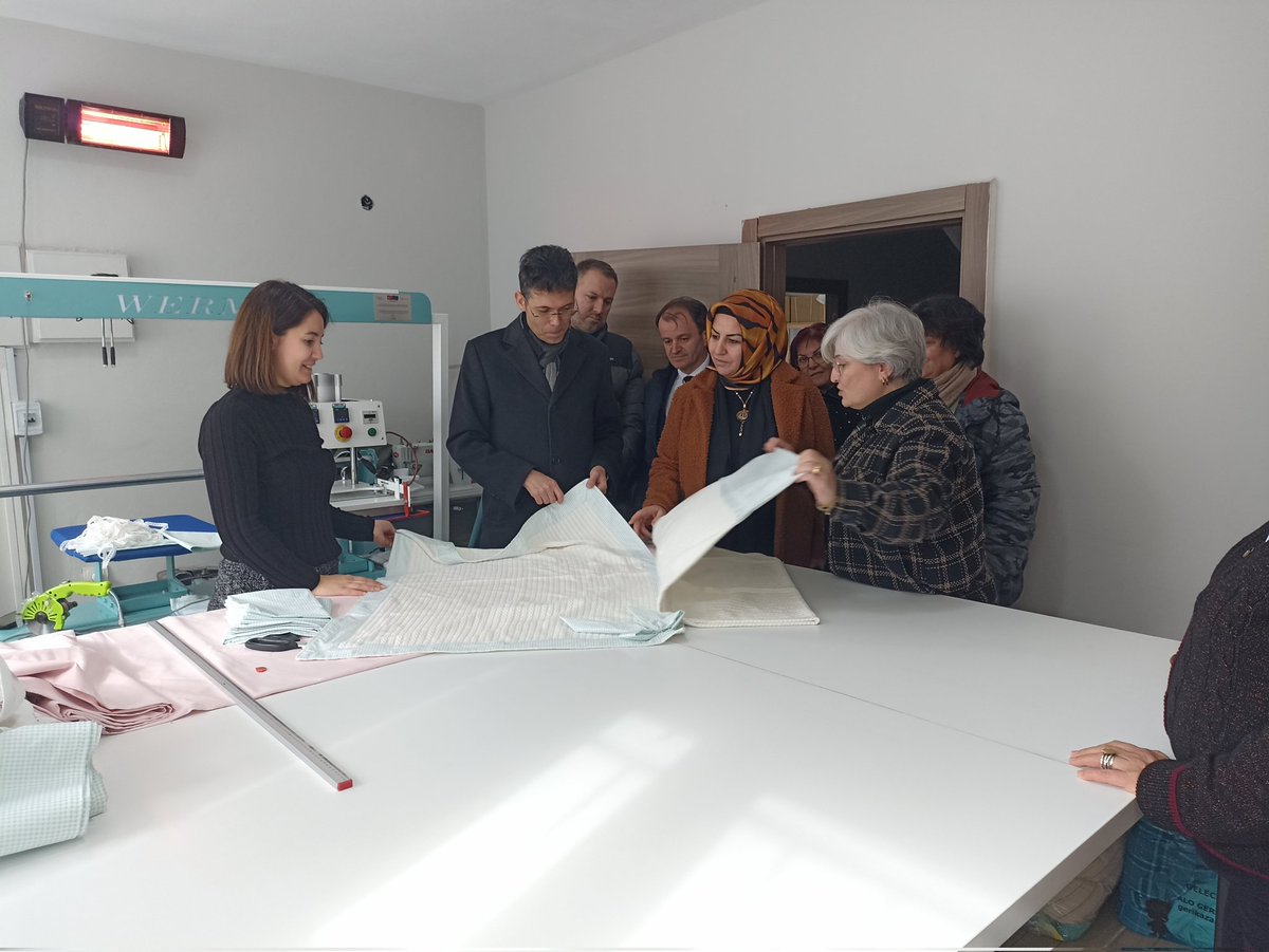 kayserikakoop's tweet photo. Vali Yardımcımız Sn. Erkan Kaçmaz ve Kadın Kooperatifleri Koordinasyon ekibi ile birlikte S.S. Talas Maharetli Eller Kadın Gir. Üre. ve İşletme Kooperatifini ziyaret ederek çalışmalar hakkında bilgi aldı.
@gokmen_cicek_ @sumeyra12_ 
@KacmazErkan @kayserivaliligi
@MaharetliTalas https://t.co/ZzOc5TIKXg