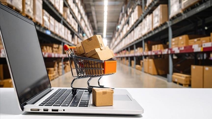aa_finans's tweet photo. 🛒 E-ticaret hacminin şubatta 400 milyar lirayı aşması bekleniyor

💝 Sevgililer Günü harcamaları ve bu yıl ramazanın aynı döneme denk gelmesi ek talep oluşturuyor

📦 Hediye kategorilerinin yanı sıra gıda ve hızlı tüketim ürünlerinde satışların ortalama %50-60 artması öngörülüyor
https://t.co/SM4bHYwnrl