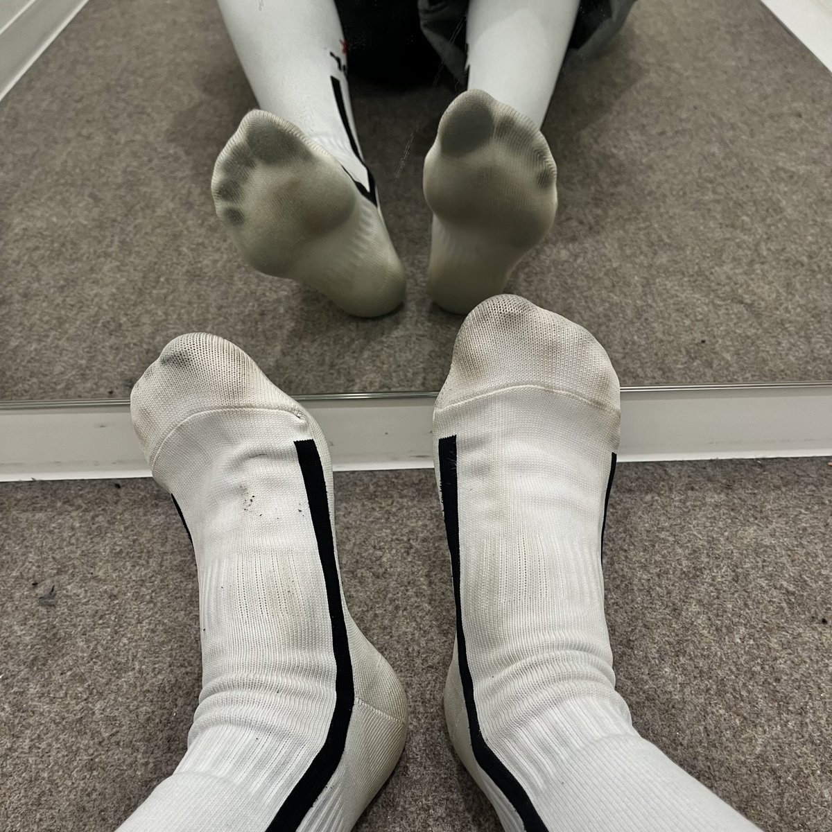 socksfechi's tweet photo. 連履き2週間目…！
足型のくっきり具合が濃くなったかな…！
この靴下は連履き終わり…！
また履きたくなったら履く！

めっちゃ香ばしい臭いになりました…！ https://t.co/xnj3NMqFH5