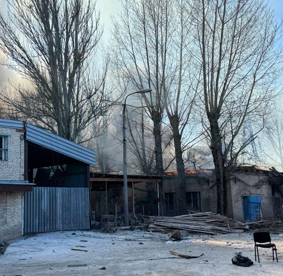 filashkin's tweet photo. 2 people were killed and 7 injured in today’s guided bomb strikes on Sloviansk. 

The dead are an 11-year-old girl and her mother; a 7-year-old girl is among the wounded. 

This is Russian terror against civilians. The world must call it by its name. https://t.co/ITVcd5YJ0h