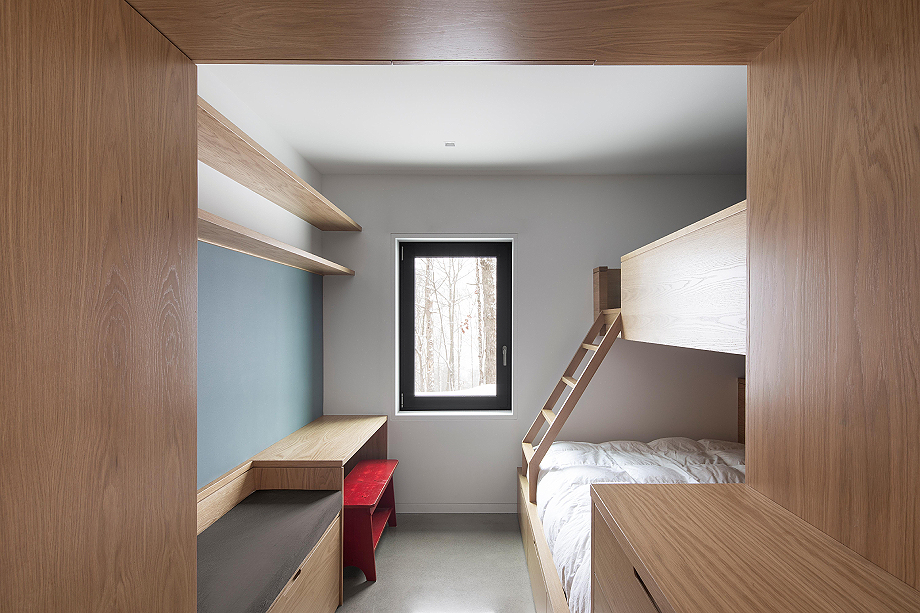 Interior_es's tweet image. Diseñada por RobitailleCurtis, esta #casa unifamiliar combina #materiales honestos, #luz natural y estrategias pasivas para un habitar sereno y atemporal en armonía con la #naturaleza.
-&amp;gt; Fotografías: Adrien Williams
-&amp;gt; interioresminimalistas.com/2026/02/10/cas…
-&amp;gt; #interiores #Quebec #Canadá