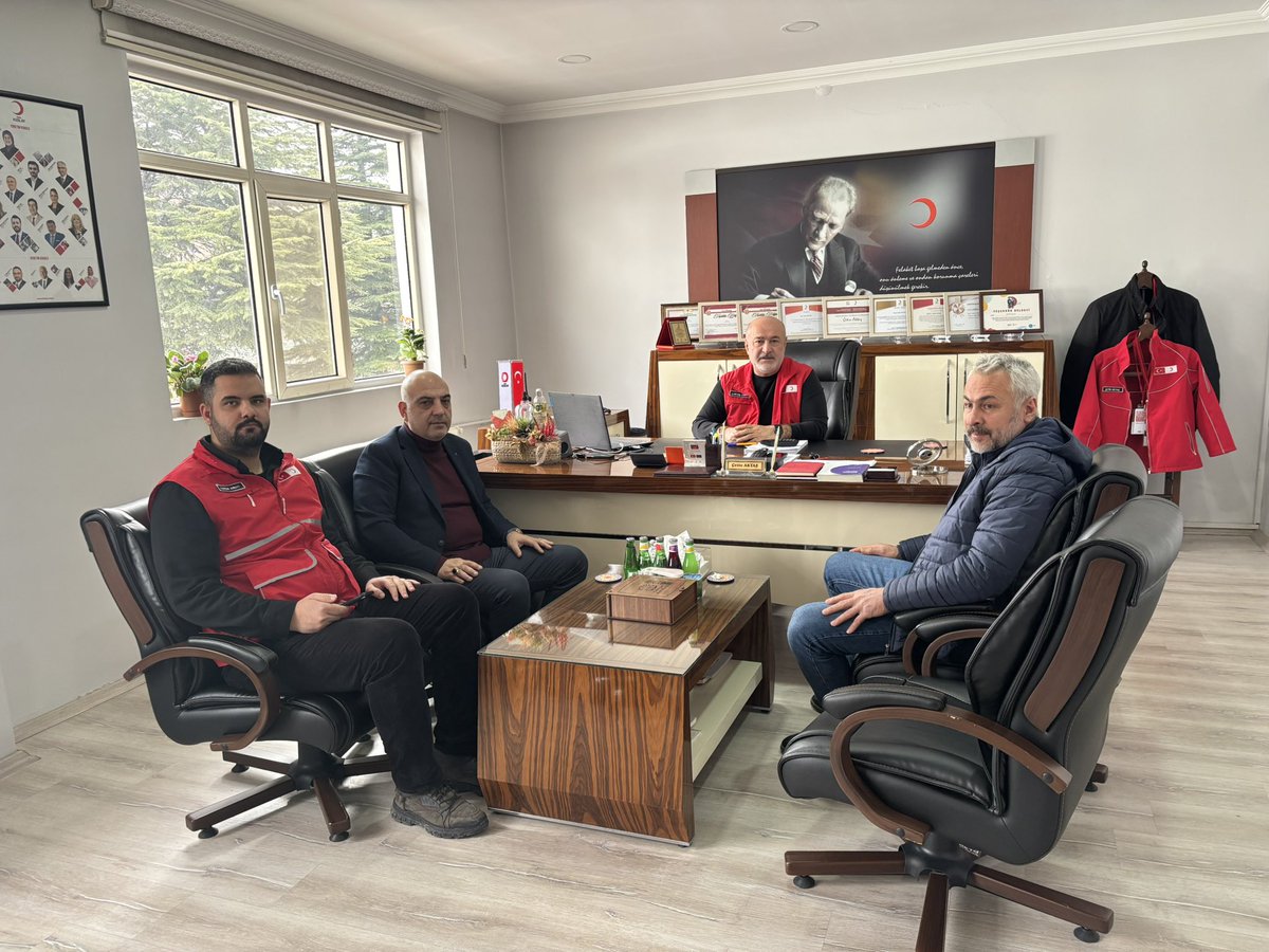 112 Acil Çağrı Merkezi Müdürü Ahmet Erdem ve ekibi, Müdürlüğümüze ziyaret gerçekleştirmiştir. Ziyaret kapsamında Elazığ’da toplum bilinçlendirme faaliyetlerine yönelik ortak çalışmalar hakkında istişarelerde bulunulmuştur. Nazik ziyaretleri için kendilerine teşekkür ederiz.