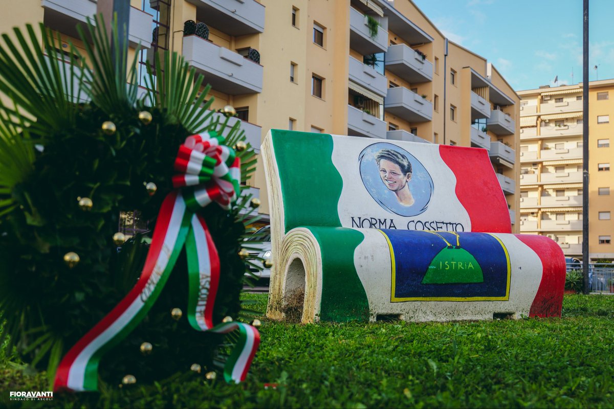MFSindacoAscoli's tweet photo. Una corona di fiori per non dimenticare le vittime delle Foibe e dell’esodo giuliano-dalmata.

Nel rispetto di bambini, donne e uomini che persero la vita o furono costretti ad abbandonare la propria casa, la propria lingua, le proprie radici. https://t.co/znbqgMkba6
