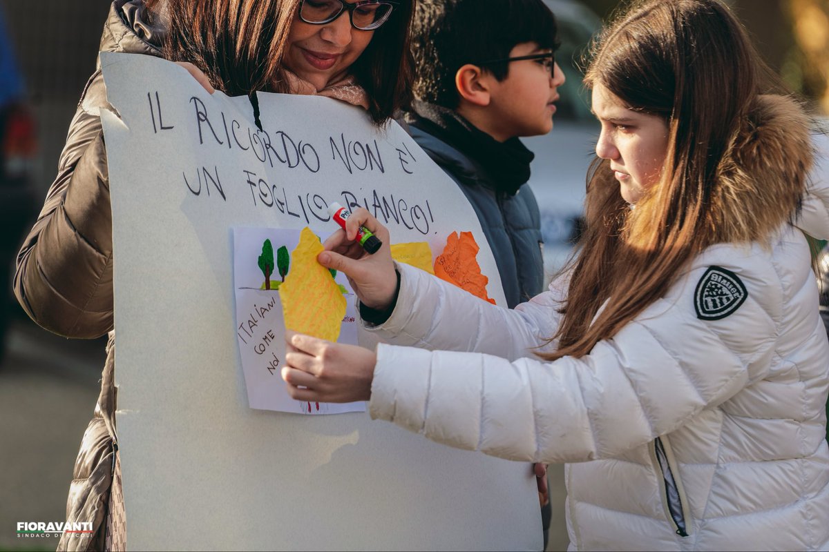 MFSindacoAscoli's tweet photo. Una corona di fiori per non dimenticare le vittime delle Foibe e dell’esodo giuliano-dalmata.

Nel rispetto di bambini, donne e uomini che persero la vita o furono costretti ad abbandonare la propria casa, la propria lingua, le proprie radici. https://t.co/znbqgMkba6
