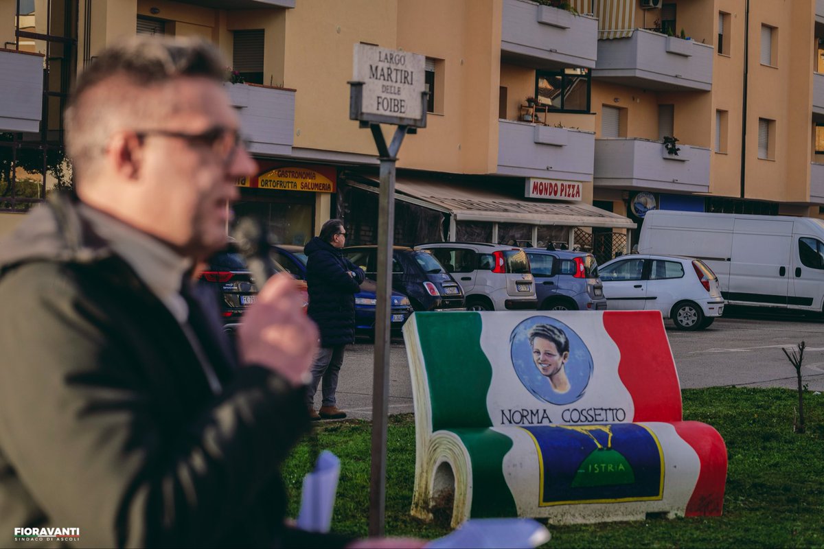 MFSindacoAscoli's tweet photo. Una corona di fiori per non dimenticare le vittime delle Foibe e dell’esodo giuliano-dalmata.

Nel rispetto di bambini, donne e uomini che persero la vita o furono costretti ad abbandonare la propria casa, la propria lingua, le proprie radici. https://t.co/znbqgMkba6