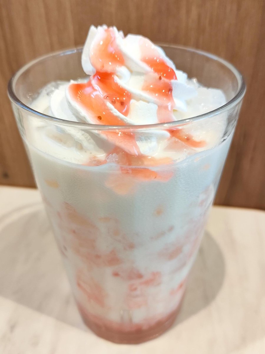 幸せの味、見つけました。

「いちご欲」が、今日はこんなに可愛いスイーツに。
真っ白なソフトクリームと、真っ赤なソース。
さて、どっちから食べようかな？🍓✨

#storyteller #モスバーガー #いちごスイーツ