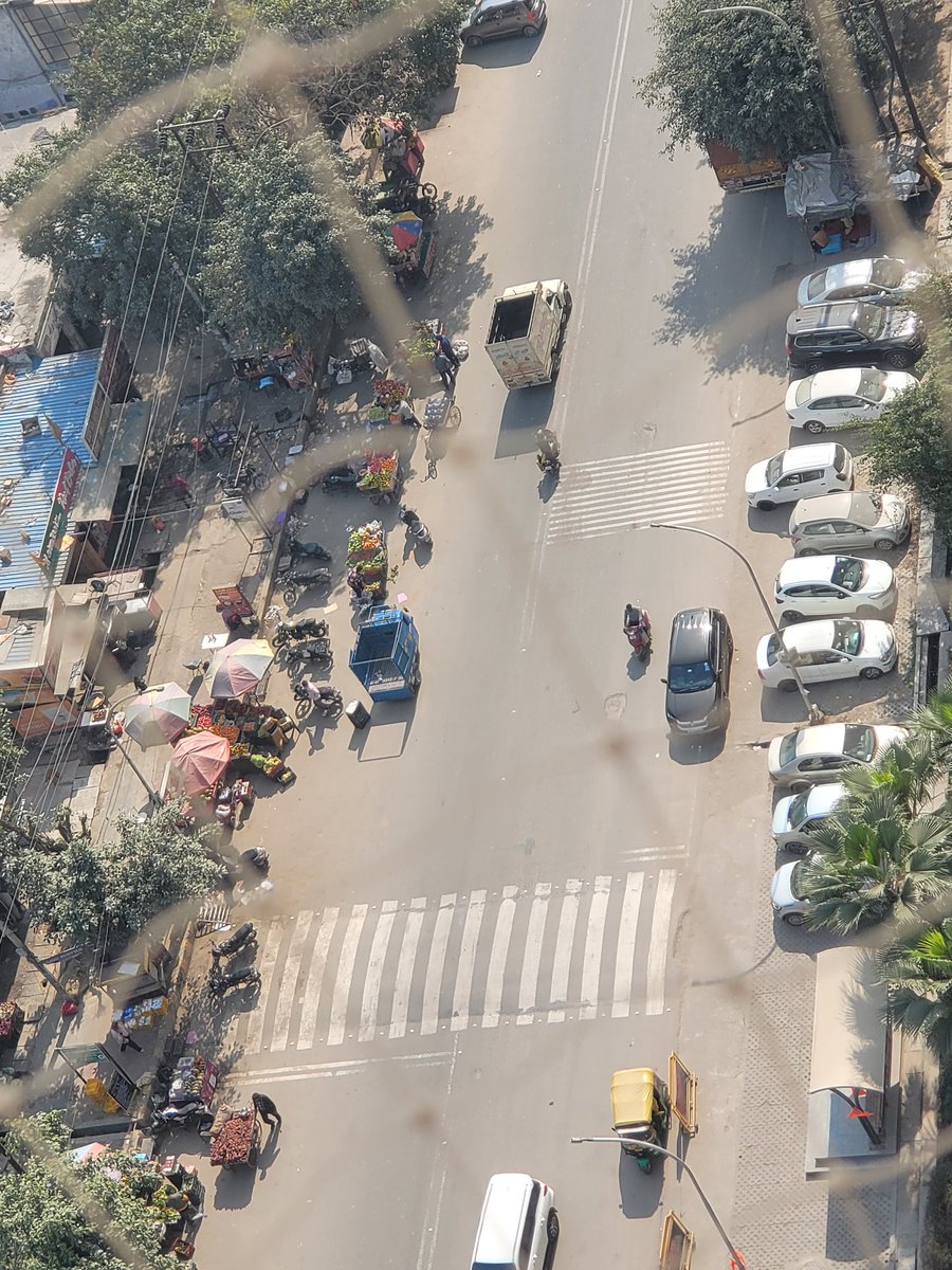 ProfKMLPathak's tweet photo. @noida_authority @CeoNoida नोएडा के सेक्टर-121 में क्लियोकाउंटी के सामने से गुजरने वाली 60 फीट चौड़ी मुख्य सड़क पर फल-सब्ज़ी विक्रेताओं द्वारा किया गया अवैध कब्ज़ा न केवल यातायात में बाधा बन रहा है बल्कि पैदल चलने वालों वरिष्ठ नागरिकों और आपातकालीन वाहनों के लिए भी गंभीर खतरा है https://t.co/z8ATCF62P3