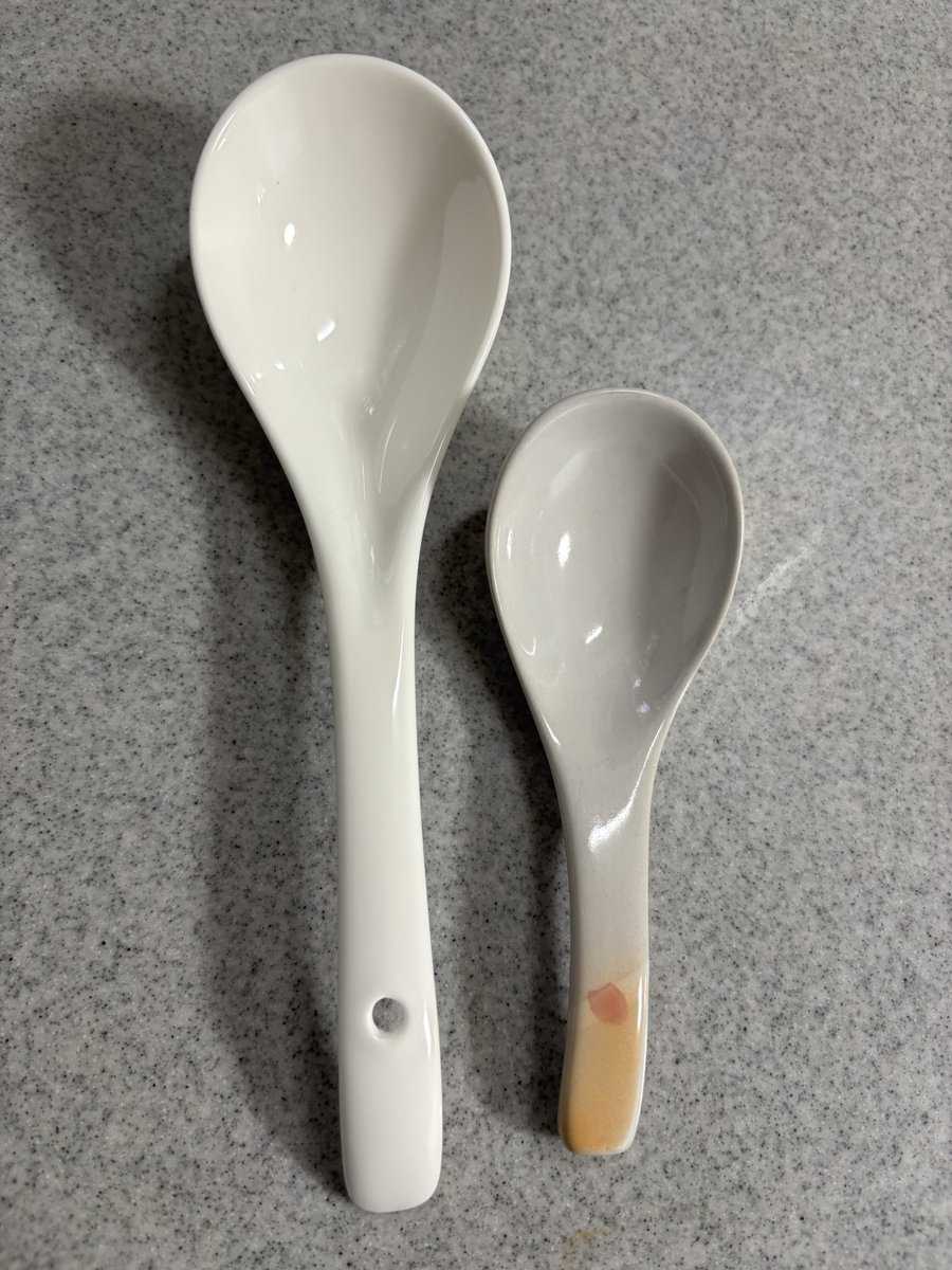 maki11201120's tweet photo. レンゲをダイソーで新調したんだけど🥄
ちょっと大きいかな〜？
と思いながら買ってきて
比べてみたら…
想像以上に
めっちゃでっかい〜ꉂꉂ🤣

これで食べま〜す🤭 https://t.co/cvC04bW4Et
