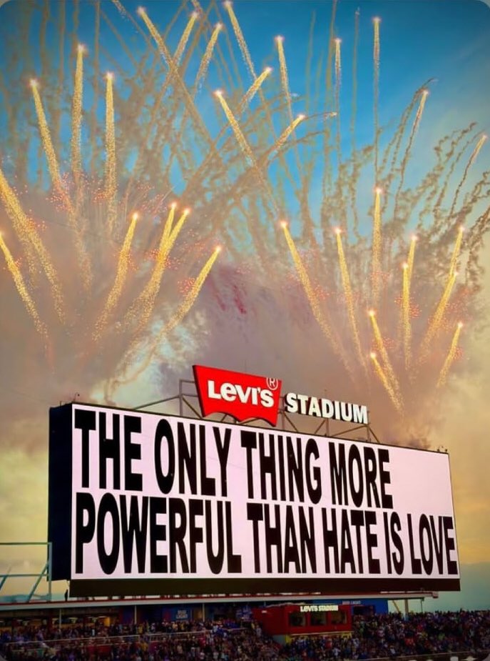 Independientemente del estilo musical, la actuación de #BadBunny en la Superbowl <a href="/NFL/">NFL</a> sirvió para transmitir un mensaje al mundo, especialmente a quienes lo gobiernan sembrando odio y clasificando a las personas como si fueran mercancía. Solo con amor puede combatirse el odio.