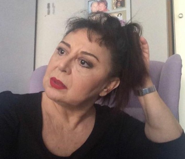 Aile içerisinde bir anda gaylik hakkında konuşulmaya başlayınca dikkat çekmemek için duvar taklidi yaparken