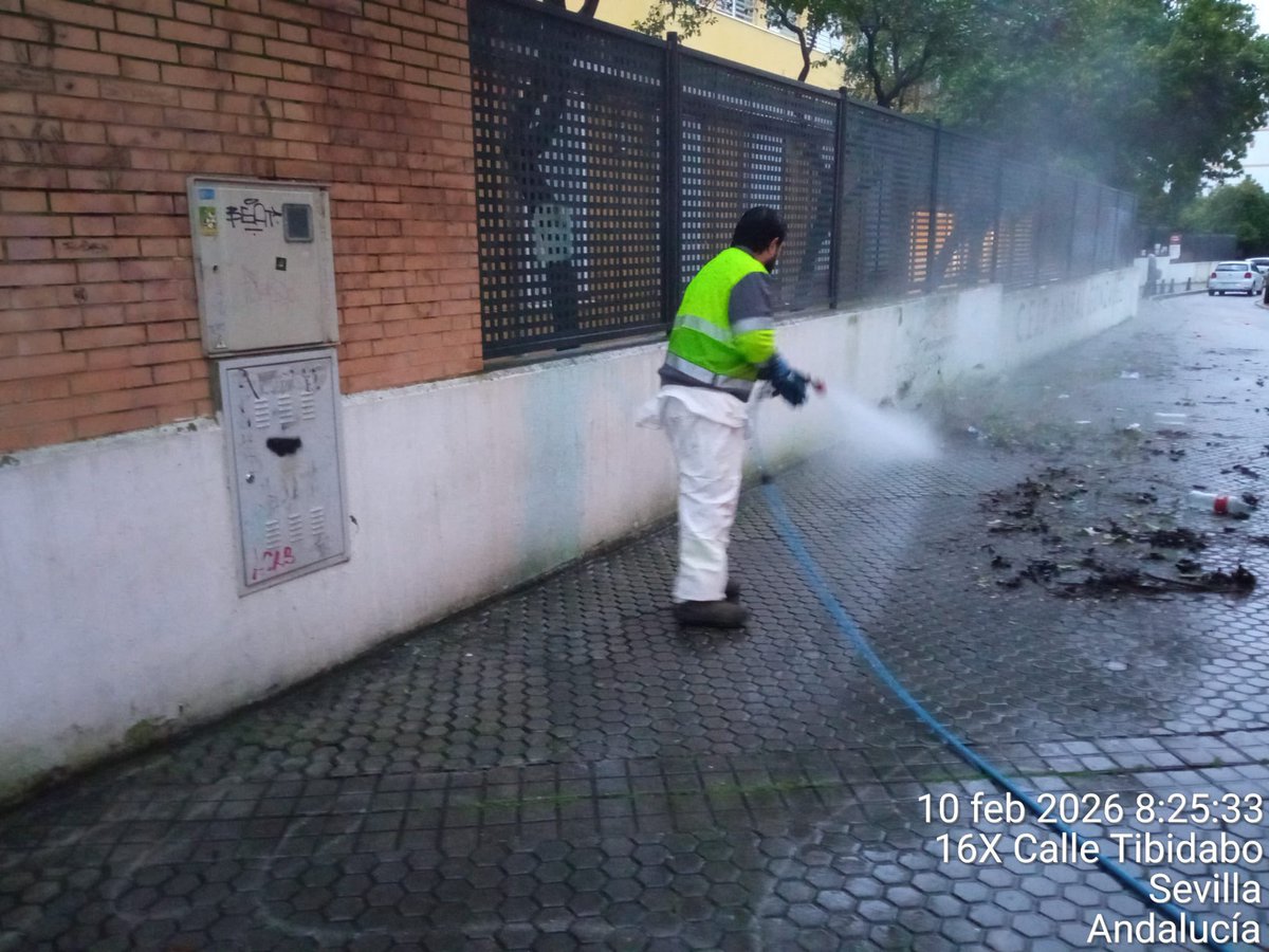 Dto_Sur's tweet photo. 🧹🚛💨 Trabajo diario para mantener calles y espacios públicos en las mejores condiciones.
#DistritoSur #Sevilla #lipasam #SevillaEstaEnMarcha https://t.co/S78yQhufEw