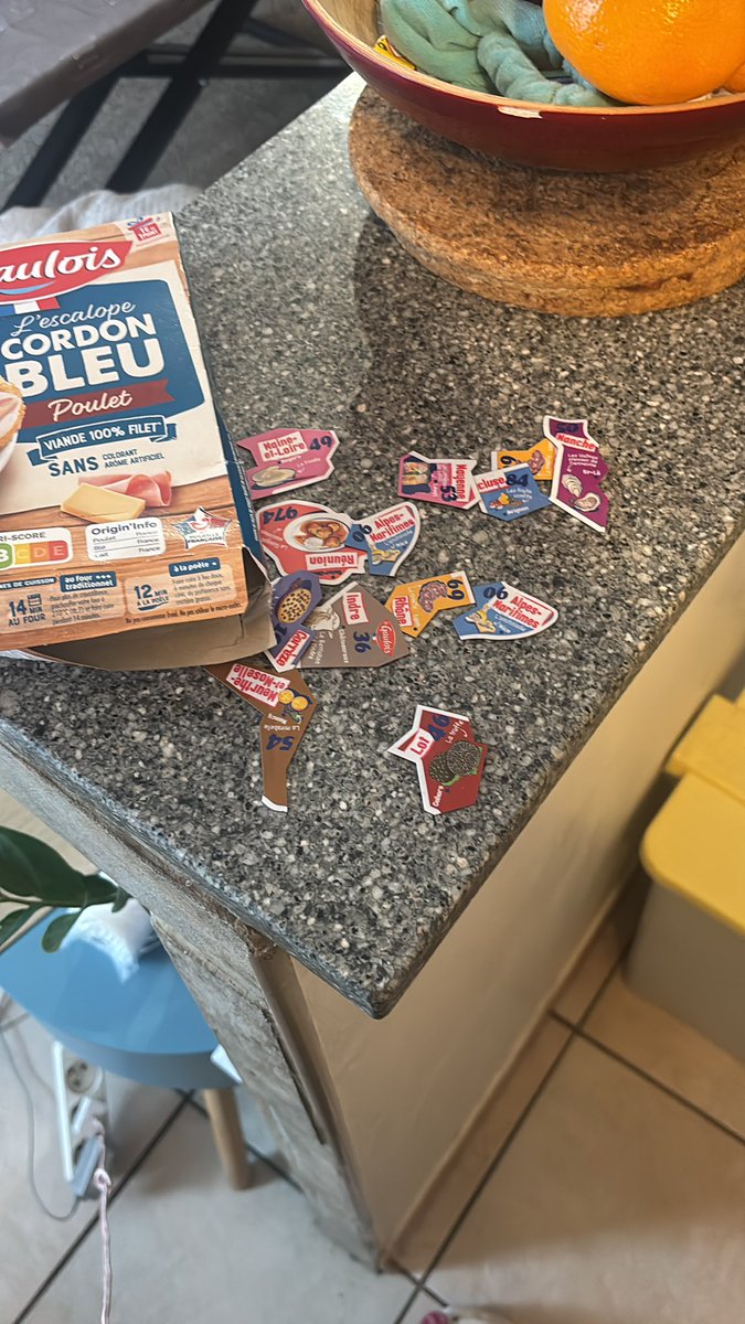 anamont4na's tweet image. j’ouvre mon paquet de cordon bleu y’a tout ça qui tombe du truc… bon bah j’crois jv commencer à faire la carte de france hein