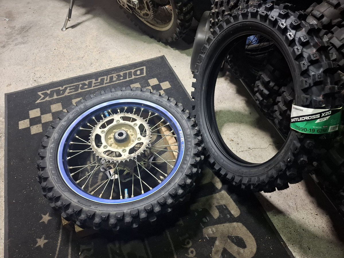 仕事終わりのバイク整備❗
土曜日に買ったタイヤ、ブリジストンのX20に交換‼️
初めて履くタイヤなんで楽しみです❣️