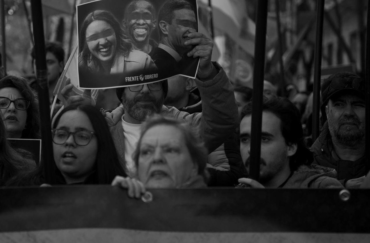 RobertoVaquero_'s tweet image. España ha dejado claro que no quiere regularizaciones, quiere remigración.