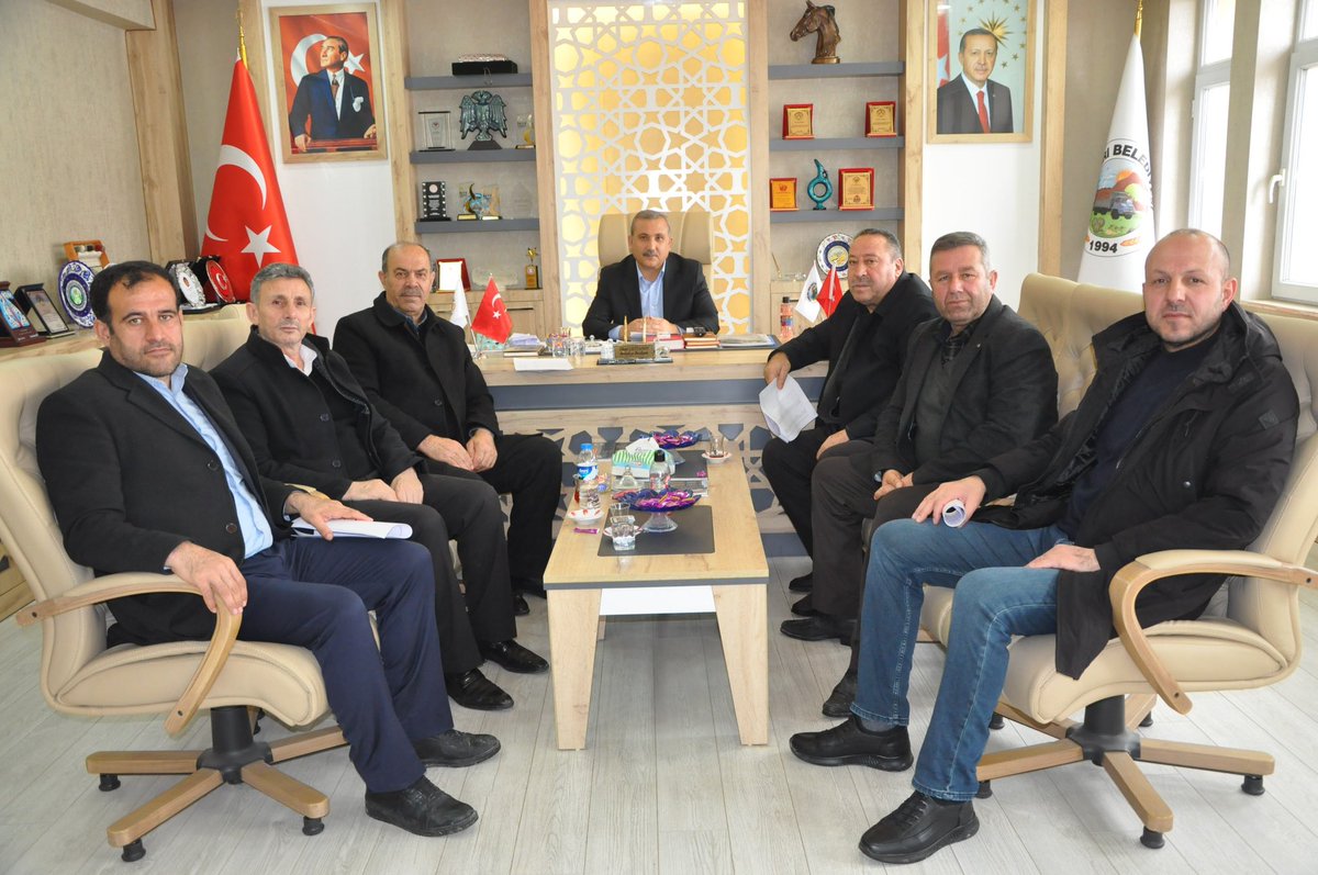 GunkBelediyesi's tweet photo. Belediye Başkanımız Sn @ilhancetinsoy Başkanlığında Mahalle Muhtarlarımızla gerçekleştirilen toplantıda, beldemizdeki mahallelerin başlıca ihtiyaçları, eksiklikleri ve mahalle sakinlerinden gelen talep ve öneriler ele alındı.
Toplantımızın hayırlara vesile olmasını diliyoruz. https://t.co/ognC6R6u2t