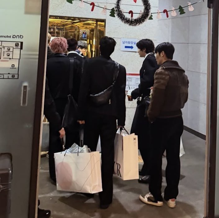 มีแฟนเป็นดารา เลยต้องมาคอยเฝ้าแฟนถ่ายงาน บางทีลูกค้าให้ของก็ต้องช่วยถือกลับบ้าน ค่าจ้างคือยิ้มหวานของแฟนคนสวย จะให้แบกกี่ถุงก็ยอมหมด