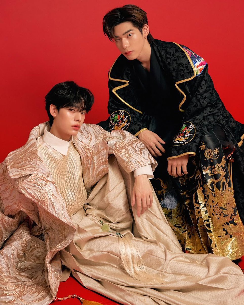 ใกล้จะตรุษจีนแล้วเลยนึกถึงเซตปีก่อน แตกแตนมากกกกกกกก ตี๋ผมทรงนี้หล่อมาก (😭) น้องป๋อก็โคตรจะโซ๊ะ (🙂‍↔️) 
 (แต่ที่ฮากว่านั้นคือยุคนั้นตั้ง # เล่นกันเอง55555555555 ชื่อ # โคตรจะเบียวไม่พอ เนื้อหาในแท็กแม่งก็เบียว555555555 ใครเครียด ๆ ของเลื่อนอ่านดูได้นะเผื่อจะเครียดกว่าเดิม (?)