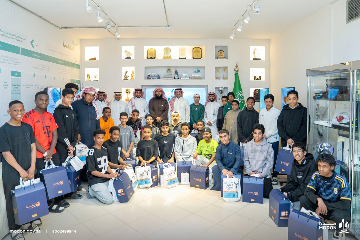 Modon_En's tweet image. H.E. the CEO of #MODON, @M_Alargoubi, visited the Ensan Charity Committee’s Club @ensanorg and met with the Ensan’s children to promote the spirit of initiative and engagement in programs that enhance industrial culture, in line with the Authority’s commitment to supporting