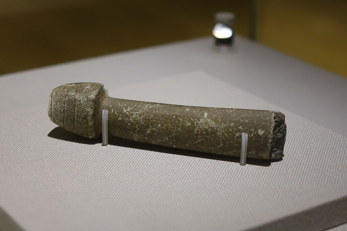 【縄文人の祈りの道具】
展示中の石棒、よく見ると先端側面に文様が刻まれています。このような石棒は東日本で多く見つかっていて、丹後地域では比較的珍しいものです。

石棒
京都府舞鶴市由良川川底出土
縄文時代晩期 紀元前13～紀元前4世紀
矢田梧郎氏寄贈
京都国立博物館蔵
#京博名品ギャラリー