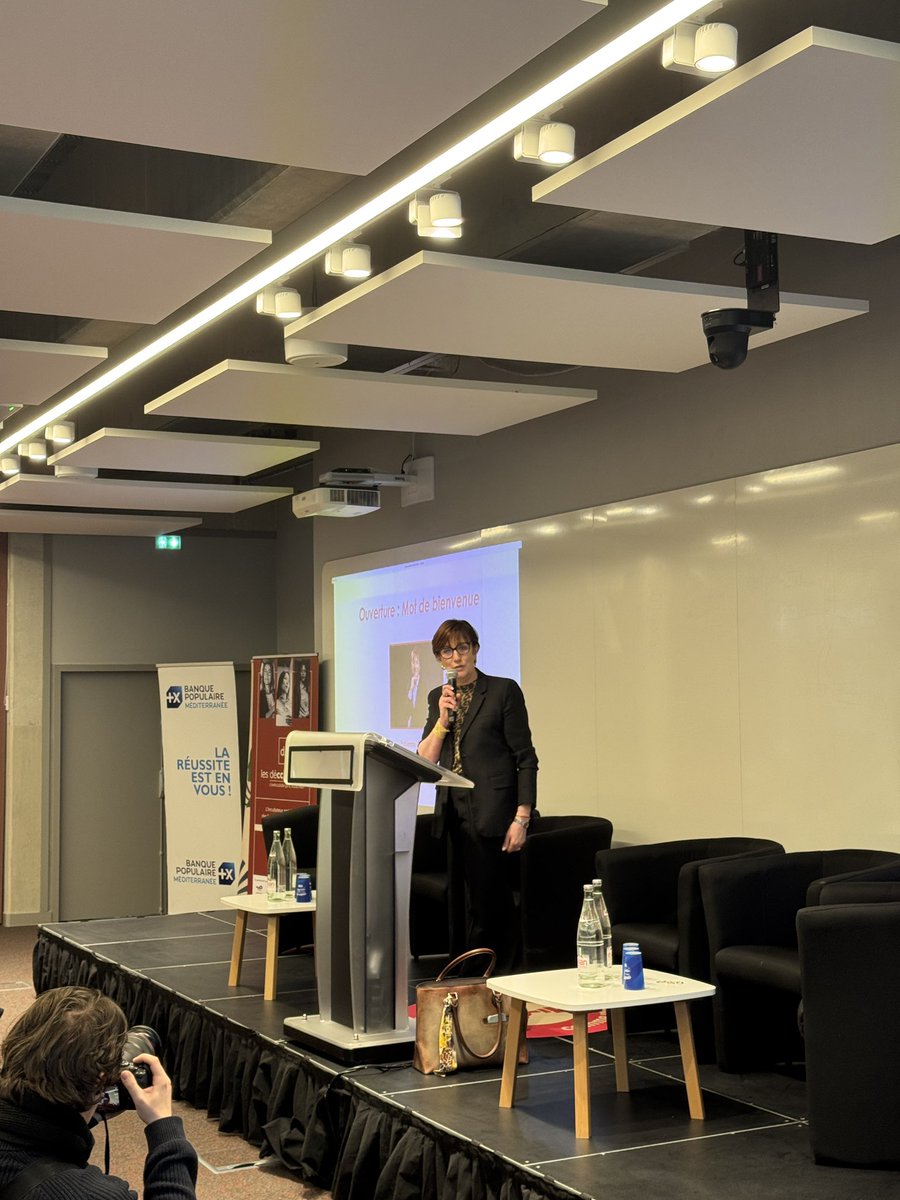 CCIcotedazur's tweet photo. [LIVE] 🎥 Mot de bienvenue de Fabienne Gastaud, présidente de l’incubateur #lesdéCCIdeuses et vice-présidente de la CCI Nice Côte d’Azur. 🎤

#Ose2026 #Entrepreneuriatféminin06 #Entreprendreauféminin @PetitesAffiches @BPMed @GastaudFabienne @cci_paca @MaRegionSud 

Événement organisé avec le soutien de la Région Sud - Provence-Alpes-Côte d'Azur, de la Banque Populaire Méditerranée (BPMED), de Numbr et les Mutuelles du Soleil.