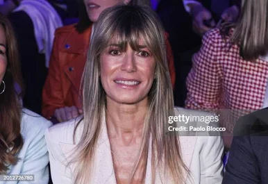Begoña Gómez, la mujer del usurpador y abusador Pedro Sánchez e hija de Sabiniano Gómez, proxeneta en prostitución femenina y masculina, imputada ella acusada de cinco delitos, lleva meses de desacato de hecho al juez que investiga parte de sus casos al negarse a entregarle su