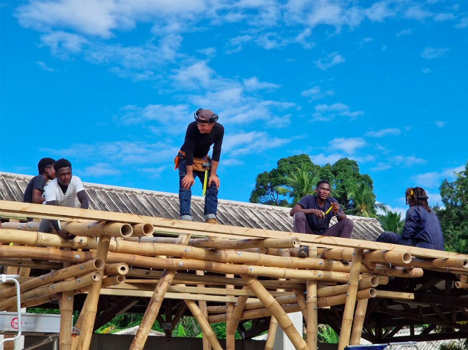 outremers360's tweet photo. 🗞️À #Mayotte, le #bambou entre dans l’architecture réglementée et ouvre une nouvelle ère constructive
➡️https://t.co/fMwulrn0Mc
🎍La validation par le CSTB d’une ATEx de type B pour le bambou marque une avancée historique pour l’#architecture à Mayotte. Après trois ans de recherches, le bambou Vulgaris devient un matériau reconnu, ouvrant la voie à des constructions locales plus durables, réglementées et adaptées aux réalités climatiques et économiques du territoire