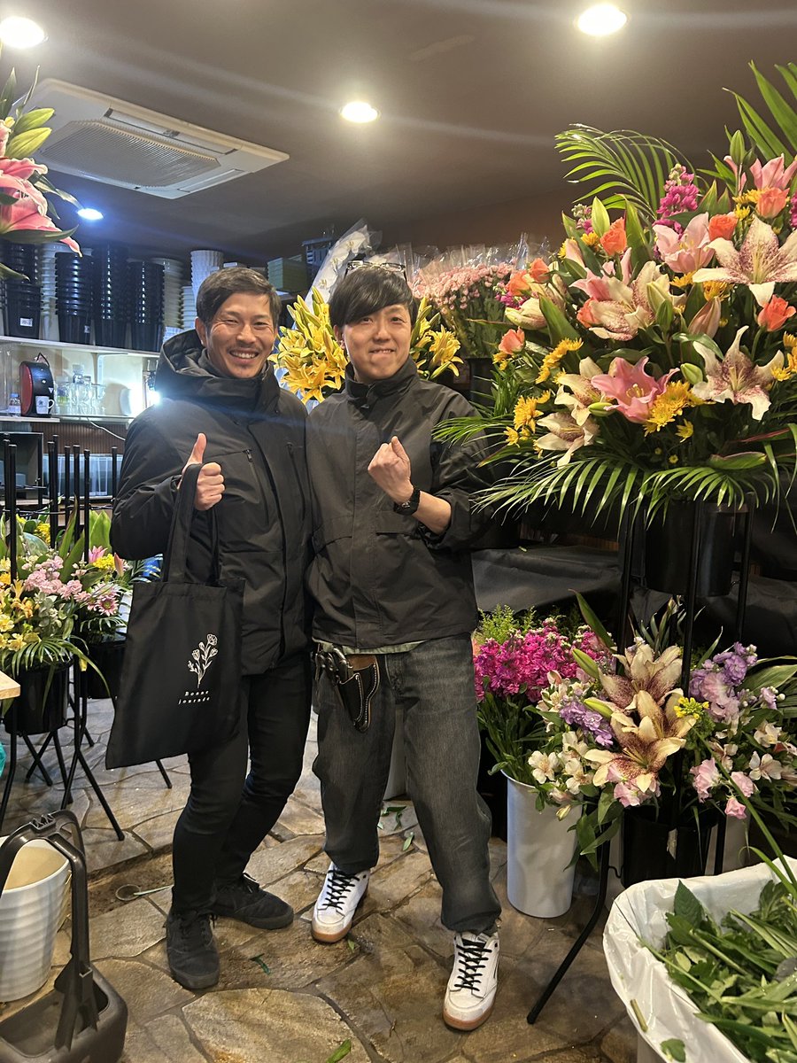 EVERYTHING SUXXのヤスシが店に遊び来てくれた。ヤスシは3月から独立開業するから皆んな永井生花店で花買ってね！横浜の皆んなは俺の店で買ってね！笑