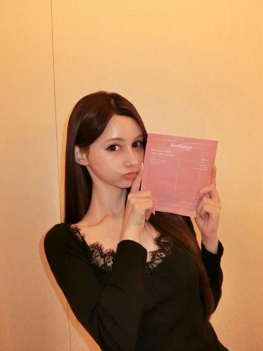 The_Darenogare's tweet photo. 乾燥の季節、 いつものスキンケアだけじゃ物足りない日に使ってほしいのが
バイオダンスのコラーゲンマスク🎀

長時間使えるから、美容成分をしっかり肌に届けてくれて 剥がした後の“もっちり感”が本当にすごい…☺️
肌がググッと引き締まって毛穴が目立たなくなる感じ！

美容液をそのまま固めたゲルマスクは、ぷるぷる質感で密着力も◎ 
寝ながら・作業しながらでも液だれしないから、 忙しい女性にもおすすめです🎀

「今日は肌調子いいね」って言われたい日の前日に使いたいやつ🎀

普段、韓国行きの飛行機でよく使ってるよ✈️🇰🇷

【PR】【Biodance】