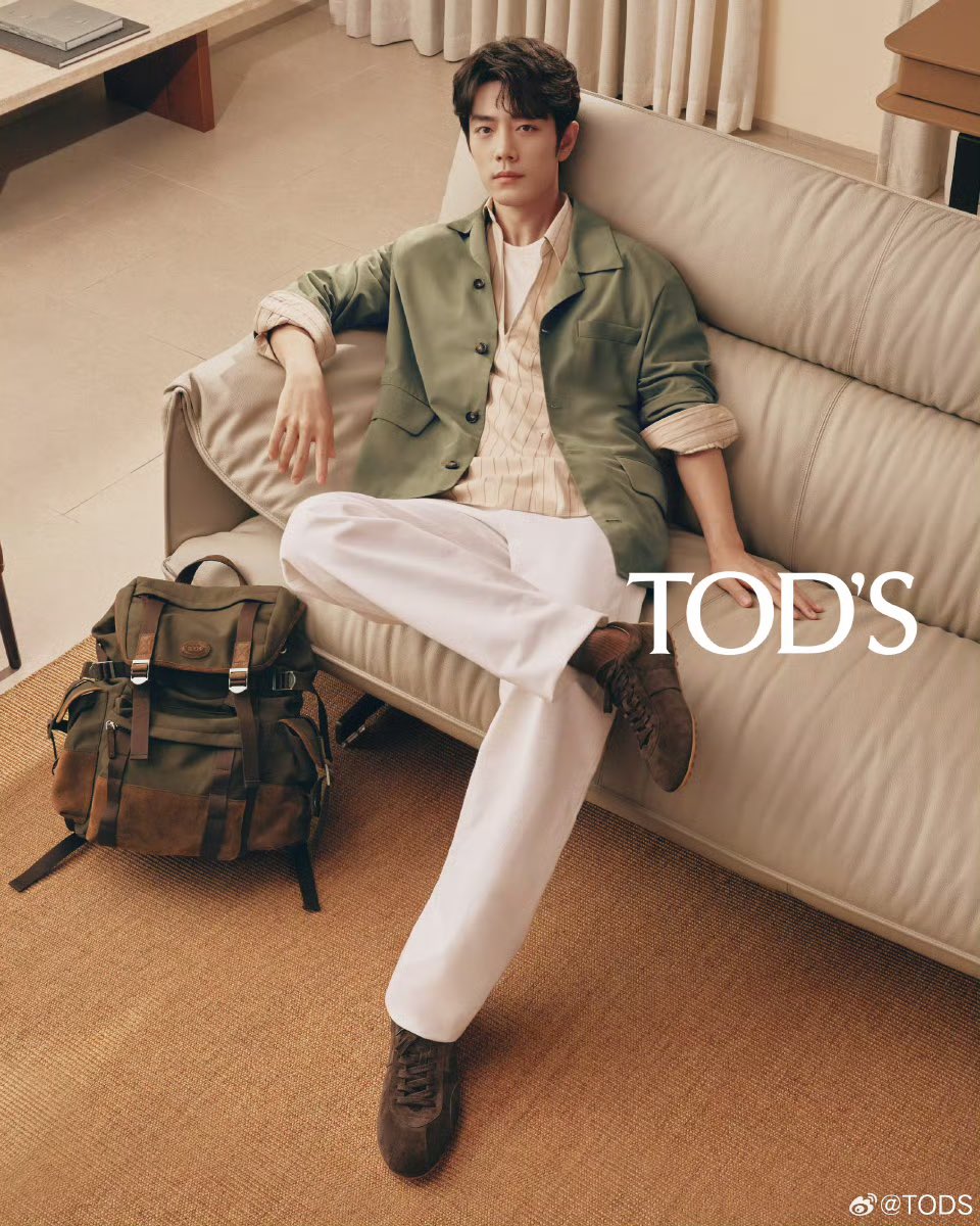 Global Brand Ambassador #XiaoZhan  ปรากฏตัวในแคมเปญโฆษณา TODS 2026 Spring Summer ด้วยท่าทีสงบและผ่อนคลาย รูปทรงร่วมสมัยผสานกลิ่นอายความงามแบบอิตาลี เปล่งประกายความสง่างามและอ่อนโยนท่ามกลางแสงและเงาที่นุ่มนวล

🔗 weibo.com/2311270550/526…

#XiaoZhanxTODS #เซียวจ้าน