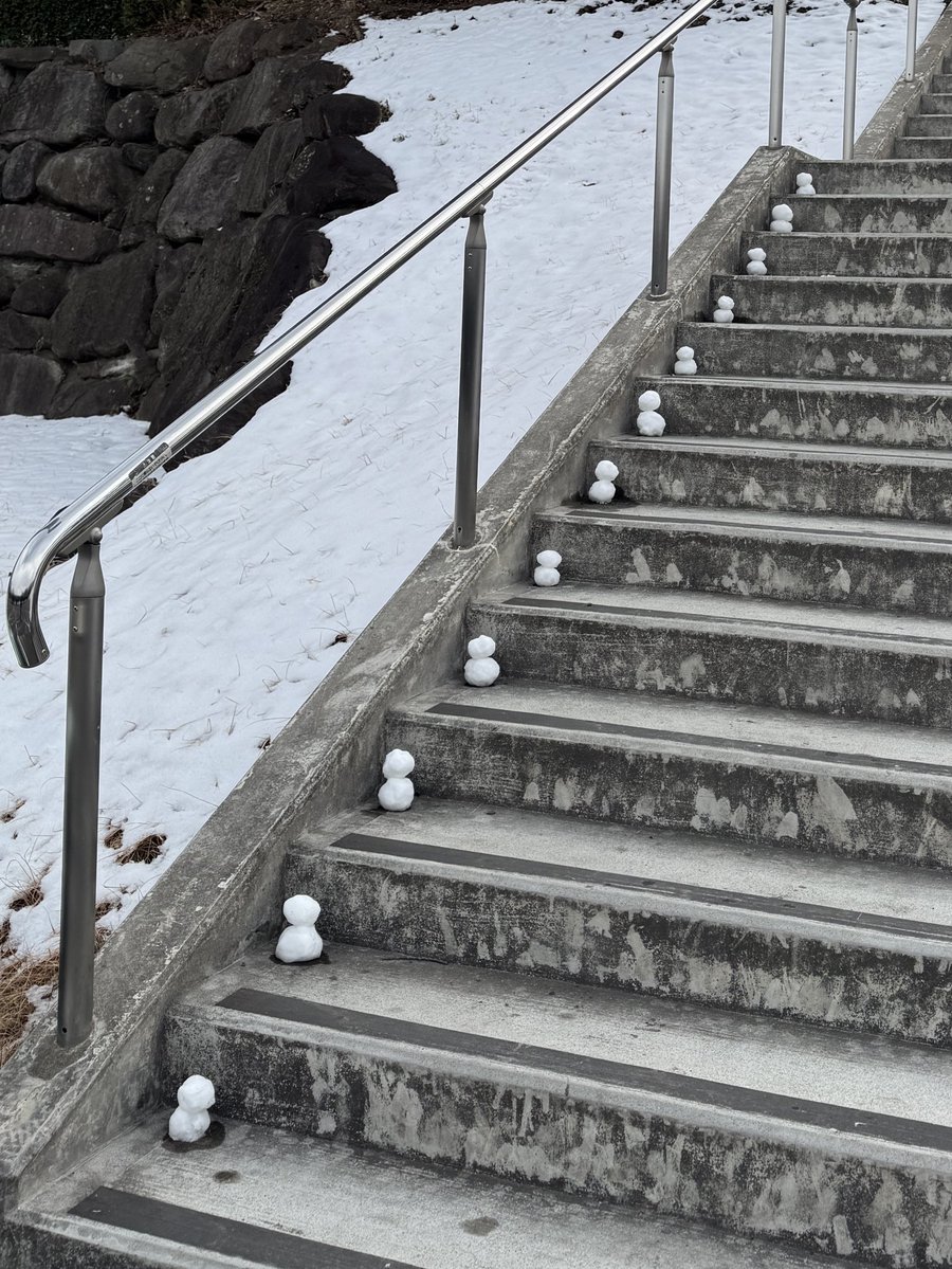 仕事の休憩時間に一人で雪だるま作った